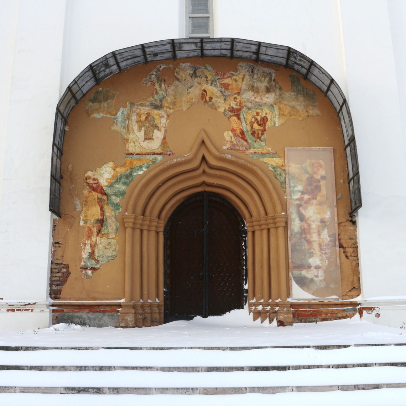 Южный портал Софийского собора с фресками
